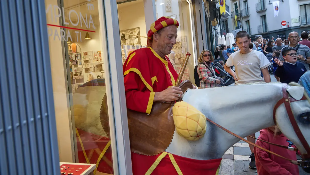 La Comparsa de Gigantes y Cabezudos acompaña a la Corporación municipal hacia la Catedral para celebrar el Privilegio de la Unión de Pamplona. IÑIGO ALZUGARAY