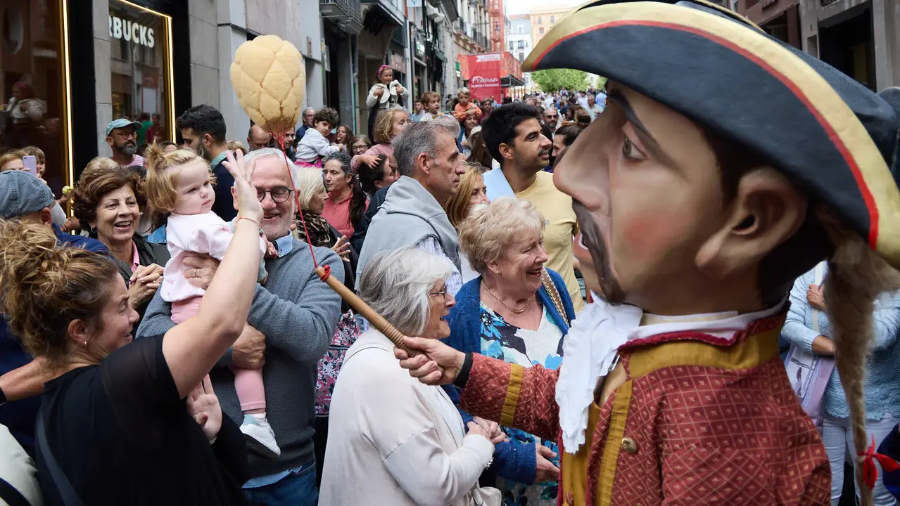 La Comparsa de Gigantes y Cabezudos acompaña a la Corporación municipal hacia la Catedral para celebrar el Privilegio de la Unión de Pamplona. IÑIGO ALZUGARAY