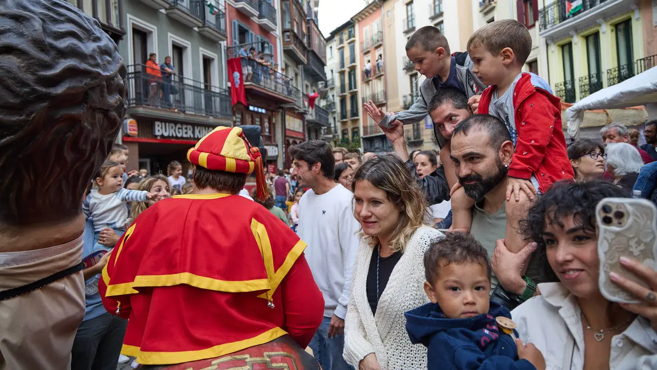 La Comparsa de Gigantes y Cabezudos acompaña a la Corporación municipal hacia la Catedral para celebrar el Privilegio de la Unión de Pamplona. IÑIGO ALZUGARAY