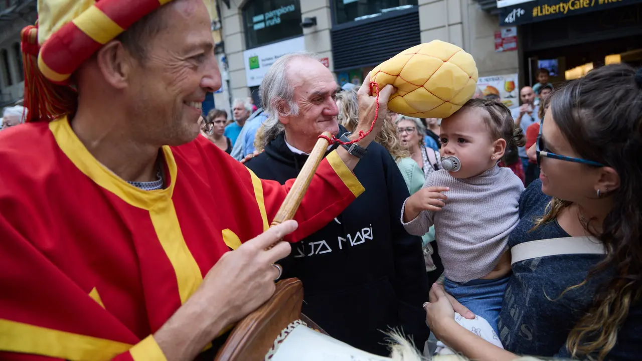 La Comparsa de Gigantes y Cabezudos acompaña a la Corporación municipal hacia la Catedral para celebrar el Privilegio de la Unión de Pamplona. IÑIGO ALZUGARAY