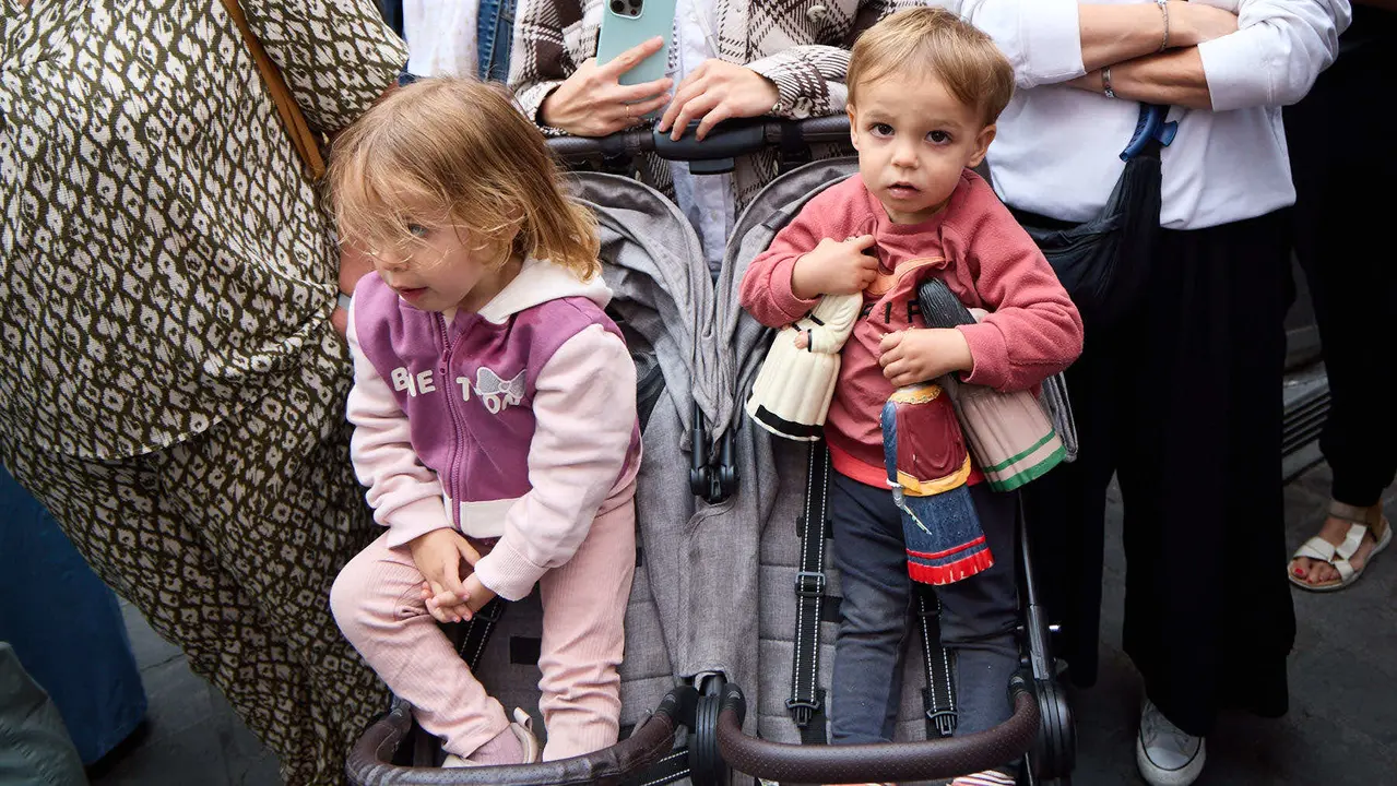 La Comparsa de Gigantes y Cabezudos acompaña a la Corporación municipal hacia la Catedral para celebrar el Privilegio de la Unión de Pamplona. IÑIGO ALZUGARAY