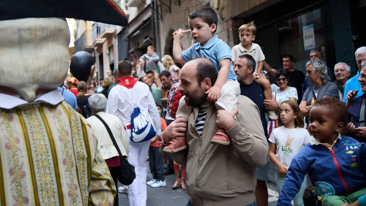 La Comparsa de Gigantes y Cabezudos acompaña a la Corporación municipal hacia la Catedral para celebrar el Privilegio de la Unión de Pamplona. IÑIGO ALZUGARAY