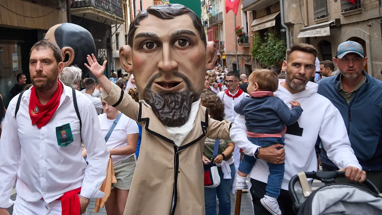 La Comparsa de Gigantes y Cabezudos acompaña a la Corporación municipal hacia la Catedral para celebrar el Privilegio de la Unión de Pamplona. IÑIGO ALZUGARAY