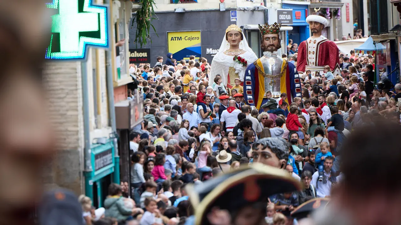La Comparsa de Gigantes y Cabezudos acompaña a la Corporación municipal hacia la Catedral para celebrar el Privilegio de la Unión de Pamplona. IÑIGO ALZUGARAY