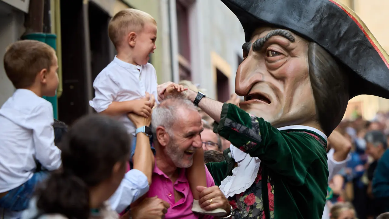 La Comparsa de Gigantes y Cabezudos acompaña a la Corporación municipal hacia la Catedral para celebrar el Privilegio de la Unión de Pamplona. IÑIGO ALZUGARAY
