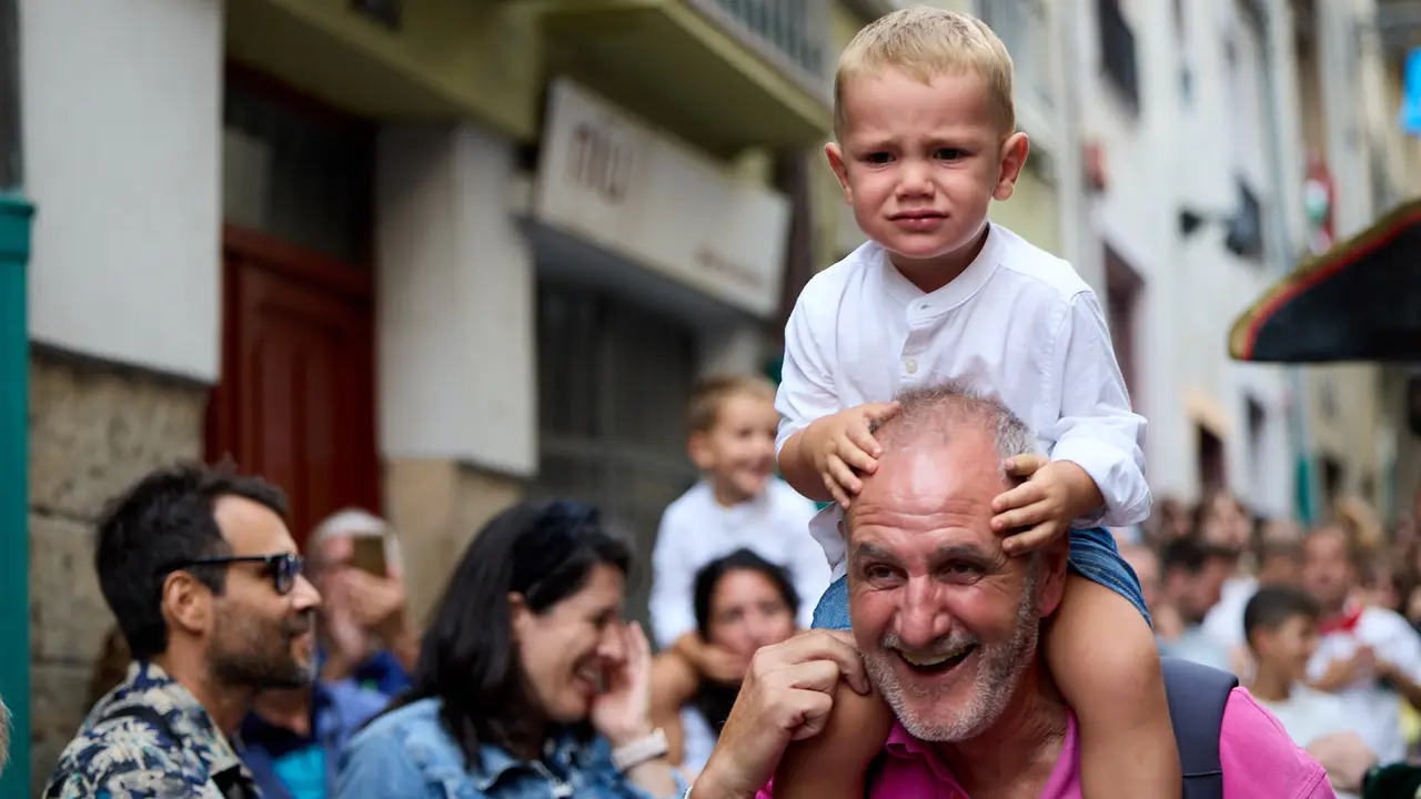 La Comparsa de Gigantes y Cabezudos acompaña a la Corporación municipal hacia la Catedral para celebrar el Privilegio de la Unión de Pamplona. IÑIGO ALZUGARAY