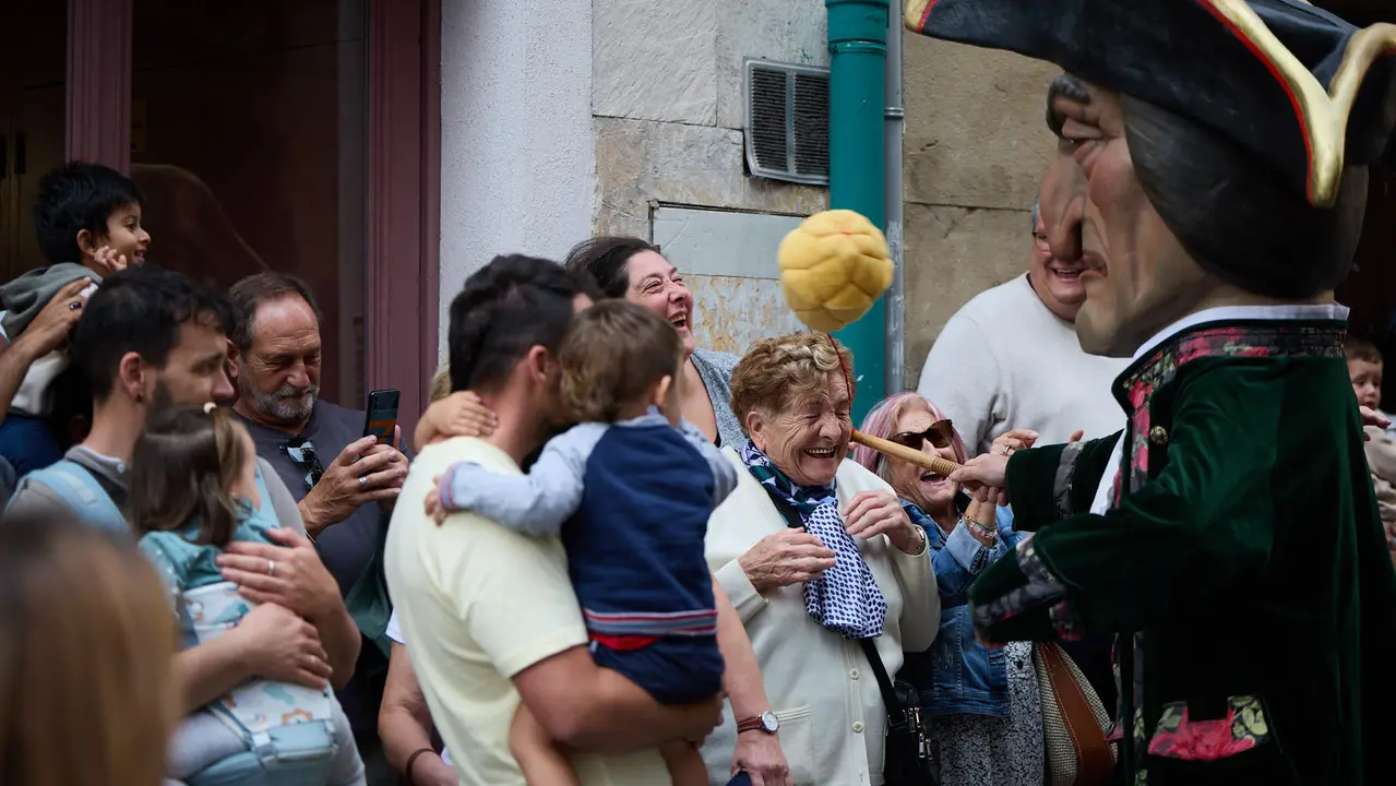 La Comparsa de Gigantes y Cabezudos acompaña a la Corporación municipal hacia la Catedral para celebrar el Privilegio de la Unión de Pamplona. IÑIGO ALZUGARAY