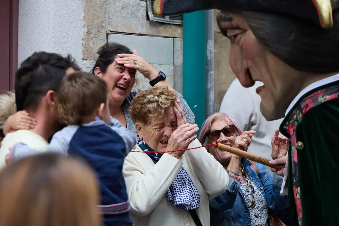 La Comparsa de Gigantes y Cabezudos acompaña a la Corporación municipal hacia la Catedral para celebrar el Privilegio de la Unión de Pamplona. IÑIGO ALZUGARAY