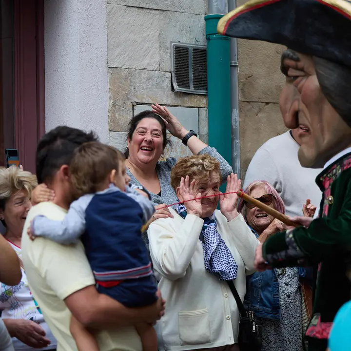 La Comparsa de Gigantes y Cabezudos acompaña a la Corporación municipal hacia la Catedral para celebrar el Privilegio de la Unión de Pamplona. IÑIGO ALZUGARAY