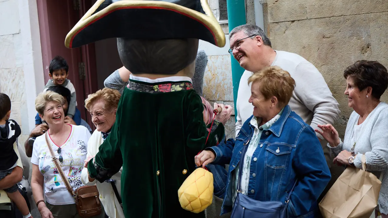 La Comparsa de Gigantes y Cabezudos acompaña a la Corporación municipal hacia la Catedral para celebrar el Privilegio de la Unión de Pamplona. IÑIGO ALZUGARAY