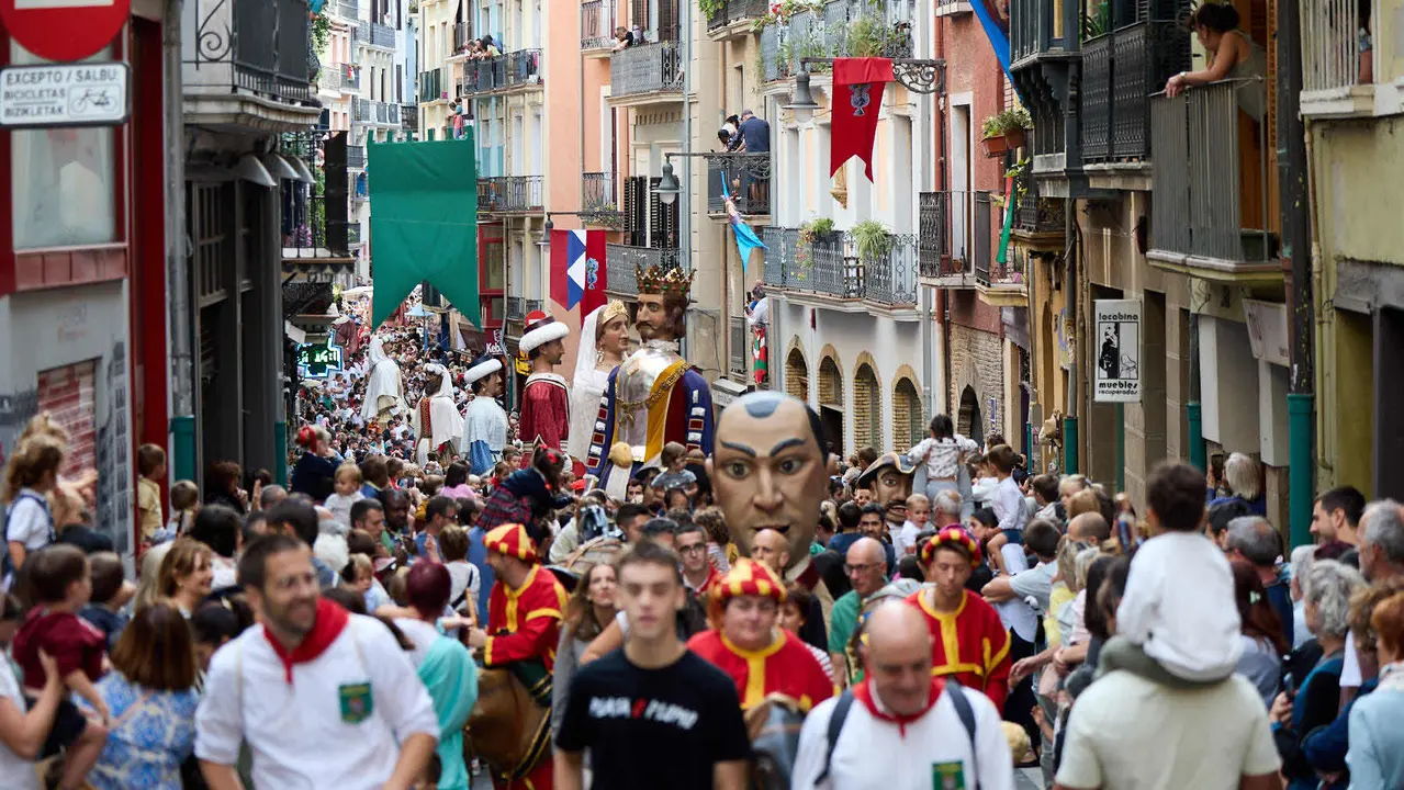 La Comparsa de Gigantes y Cabezudos acompaña a la Corporación municipal hacia la Catedral para celebrar el Privilegio de la Unión de Pamplona. IÑIGO ALZUGARAY