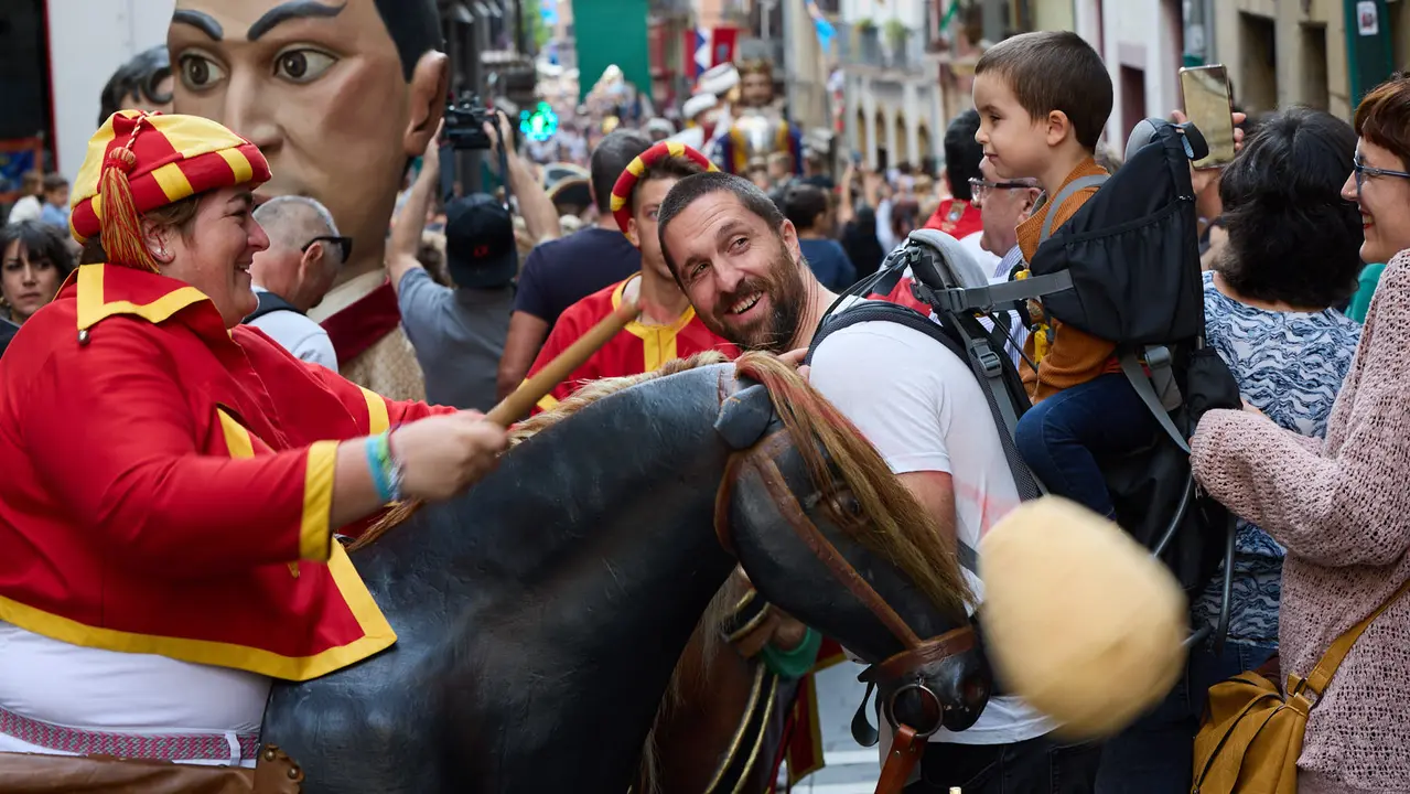 La Comparsa de Gigantes y Cabezudos acompaña a la Corporación municipal hacia la Catedral para celebrar el Privilegio de la Unión de Pamplona. IÑIGO ALZUGARAY