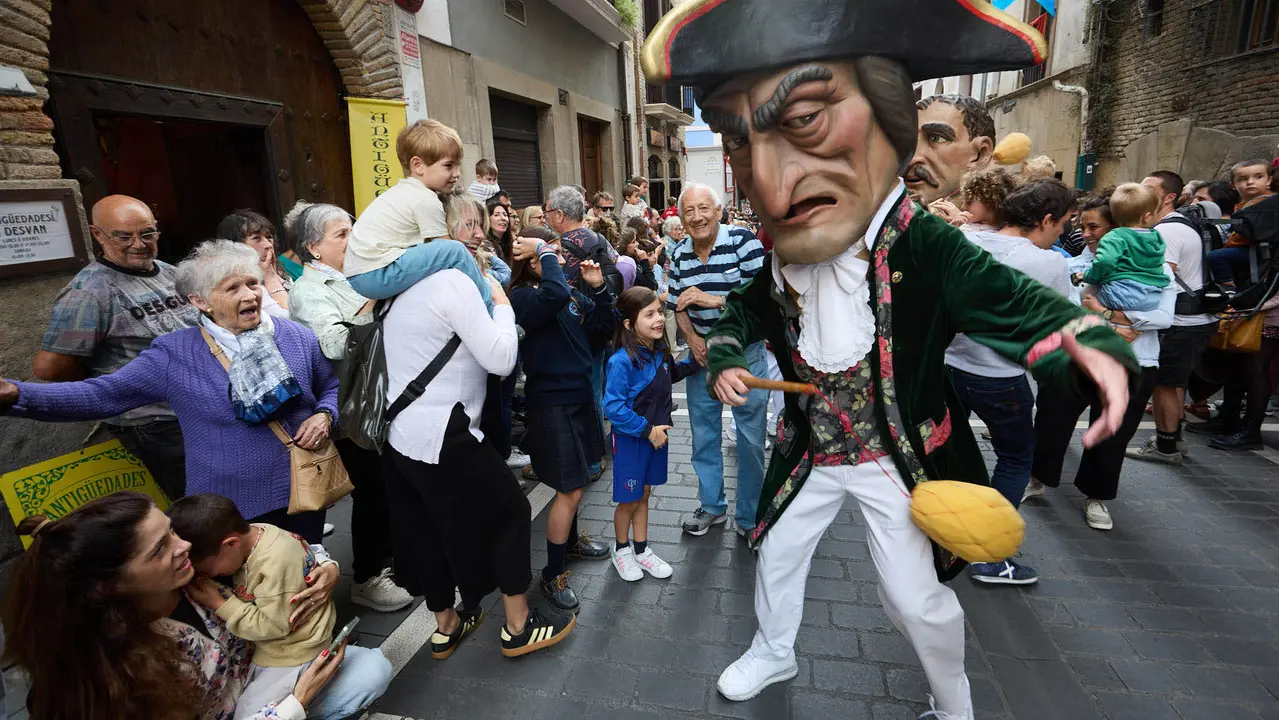 La Comparsa de Gigantes y Cabezudos acompaña a la Corporación municipal hacia la Catedral para celebrar el Privilegio de la Unión de Pamplona. IÑIGO ALZUGARAY