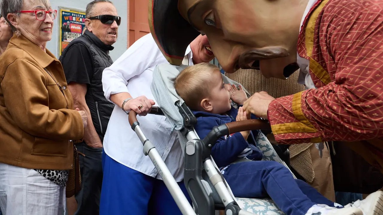 La Comparsa de Gigantes y Cabezudos acompaña a la Corporación municipal hacia la Catedral para celebrar el Privilegio de la Unión de Pamplona. IÑIGO ALZUGARAY