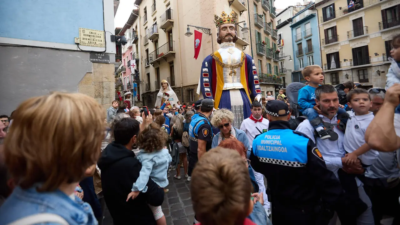 La Comparsa de Gigantes y Cabezudos acompaña a la Corporación municipal hacia la Catedral para celebrar el Privilegio de la Unión de Pamplona. IÑIGO ALZUGARAY