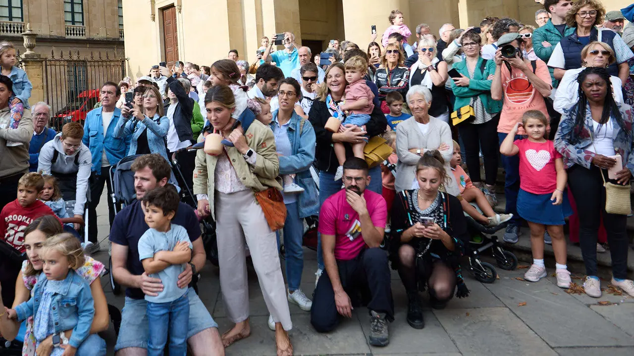 La Comparsa de Gigantes y Cabezudos acompaña a la Corporación municipal hacia la Catedral para celebrar el Privilegio de la Unión de Pamplona. IÑIGO ALZUGARAY