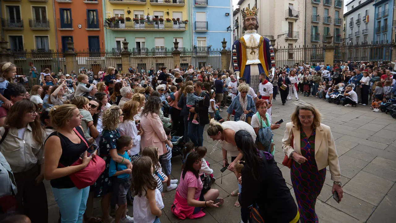 La Comparsa de Gigantes y Cabezudos acompaña a la Corporación municipal hacia la Catedral para celebrar el Privilegio de la Unión de Pamplona. IÑIGO ALZUGARAY