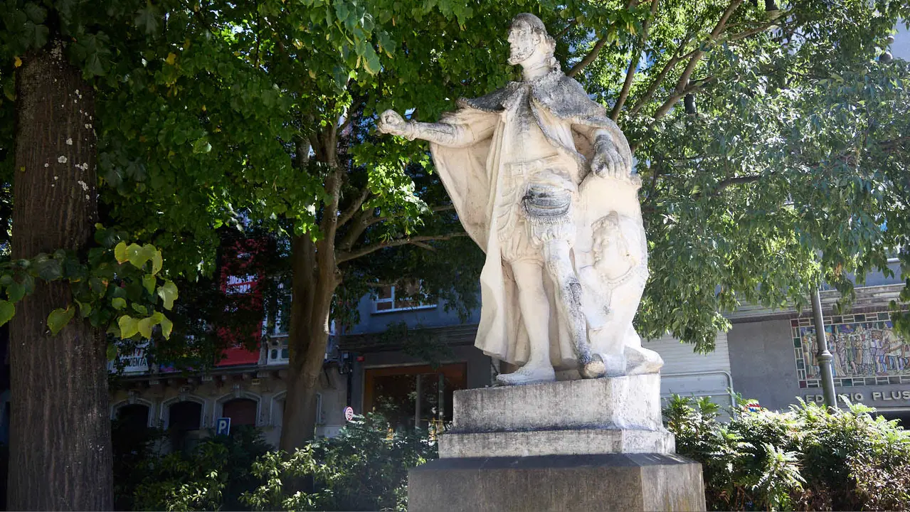 Estatuas en el paseo Sarasate de Pamplona. IÑIGO ALZUGARAY