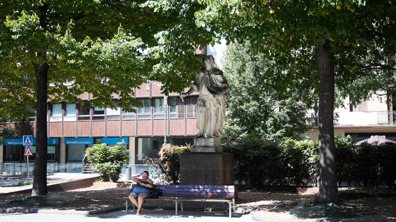 Estatuas en el paseo Sarasate de Pamplona. IÑIGO ALZUGARAY