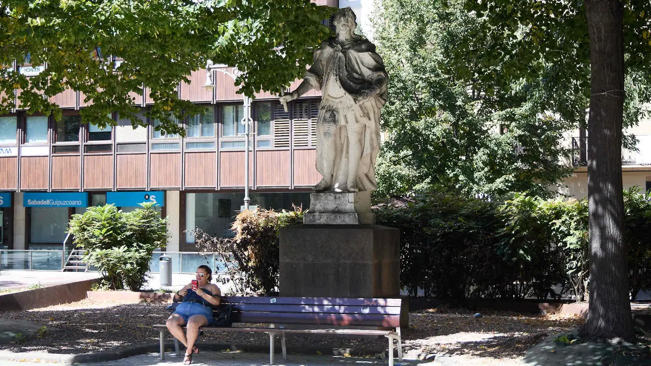 Estatuas en el paseo Sarasate de Pamplona. IÑIGO ALZUGARAY