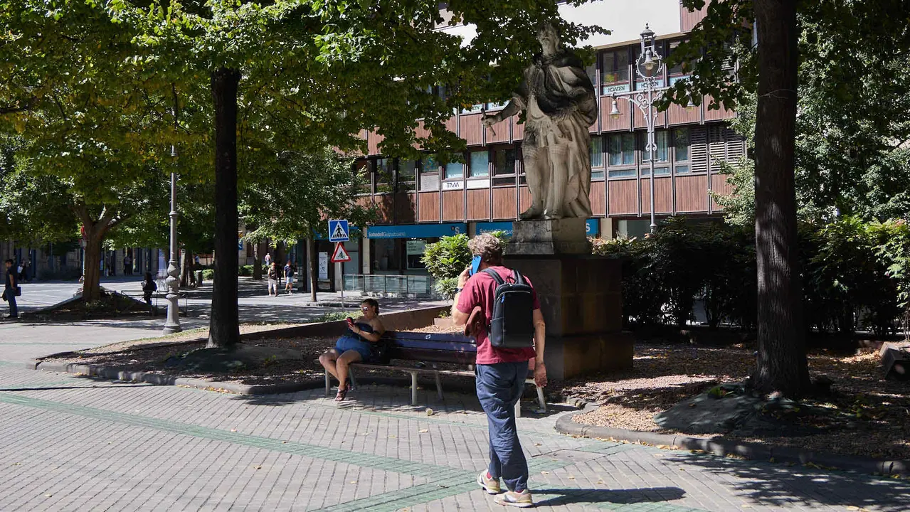 Estatuas en el paseo Sarasate de Pamplona. IÑIGO ALZUGARAY