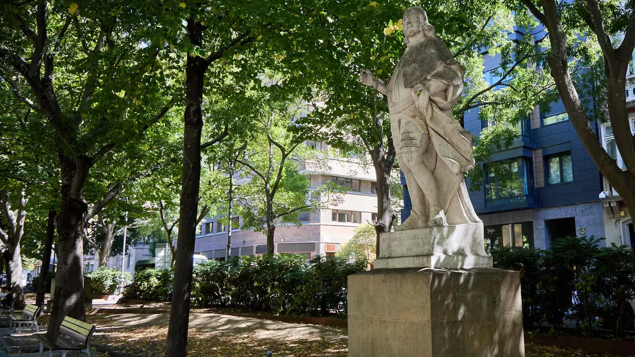 Estatuas en el paseo Sarasate de Pamplona. IÑIGO ALZUGARAY