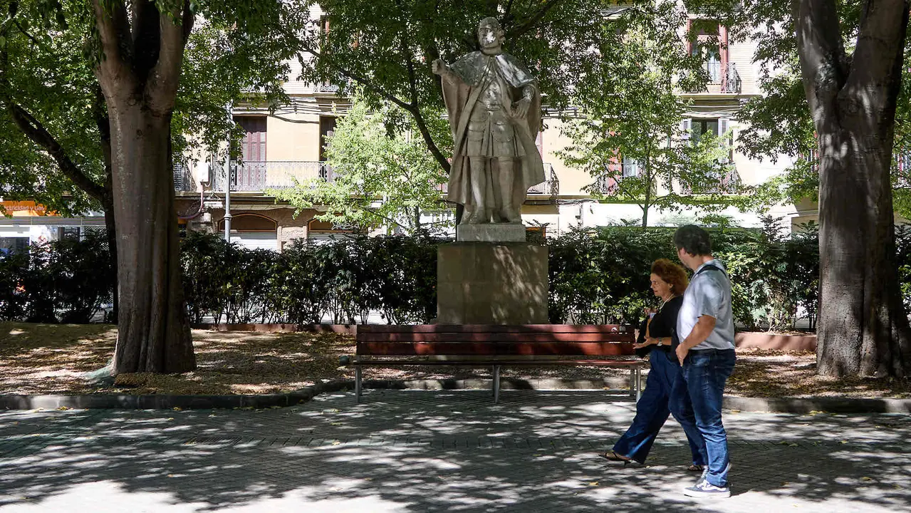 Estatuas en el paseo Sarasate de Pamplona. IÑIGO ALZUGARAY