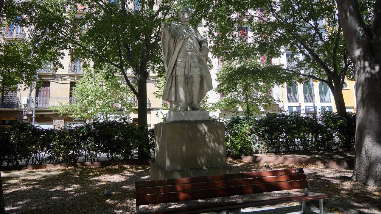Estatuas en el paseo Sarasate de Pamplona. IÑIGO ALZUGARAY