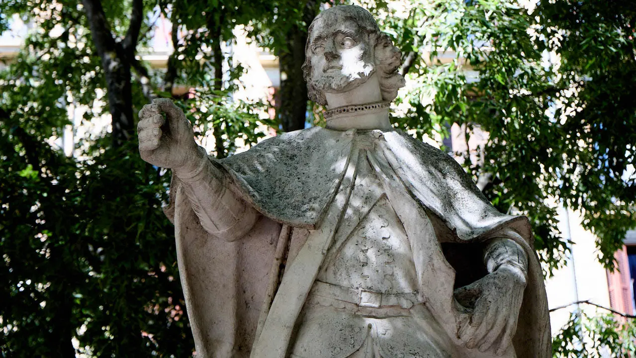 Estatuas en el paseo Sarasate de Pamplona. IÑIGO ALZUGARAY