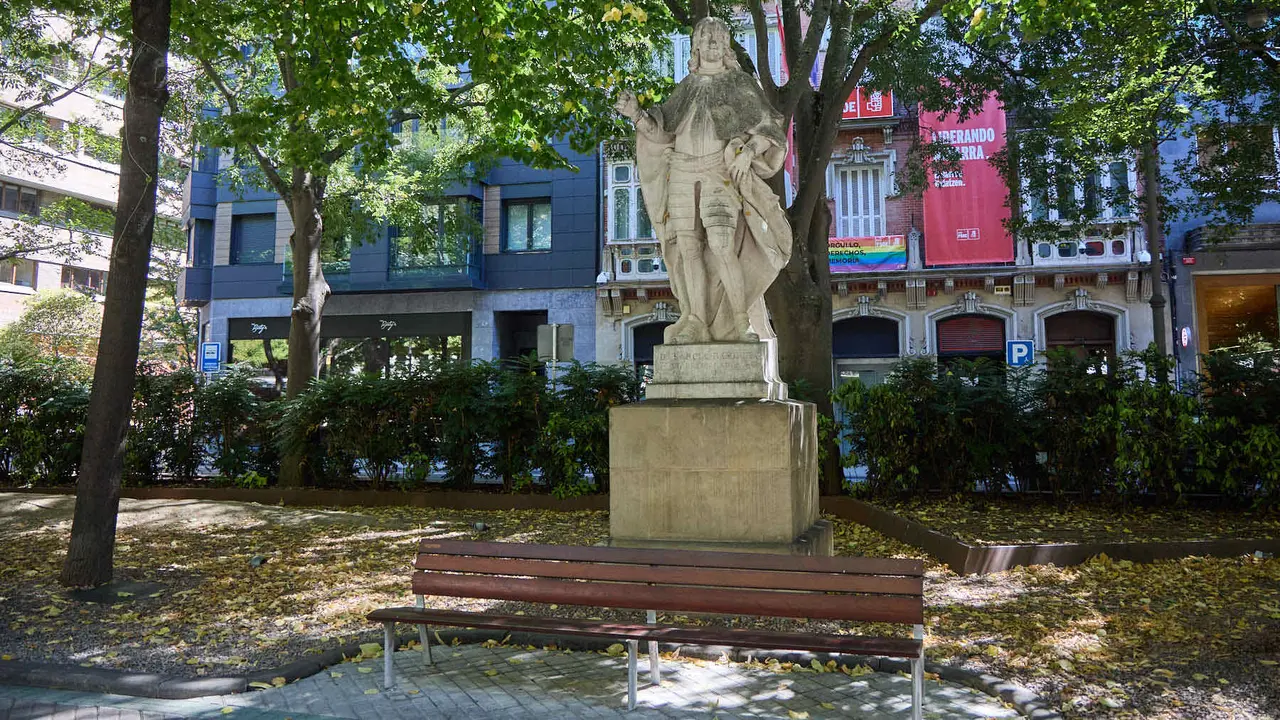 Estatuas en el paseo Sarasate de Pamplona. IÑIGO ALZUGARAY