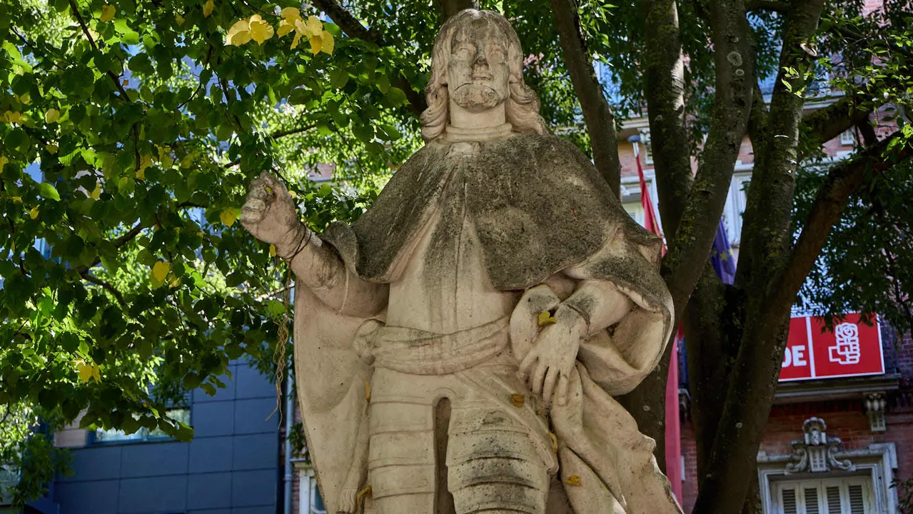 Estatuas en el paseo Sarasate de Pamplona. IÑIGO ALZUGARAY