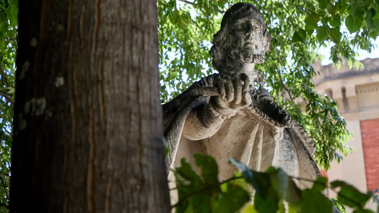 Estatuas en el paseo Sarasate de Pamplona. IÑIGO ALZUGARAY