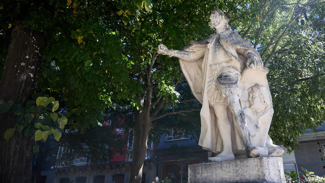 Estatuas en el paseo Sarasate de Pamplona. IÑIGO ALZUGARAY