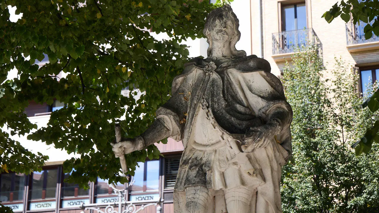 Estatuas en el paseo Sarasate de Pamplona. IÑIGO ALZUGARAY