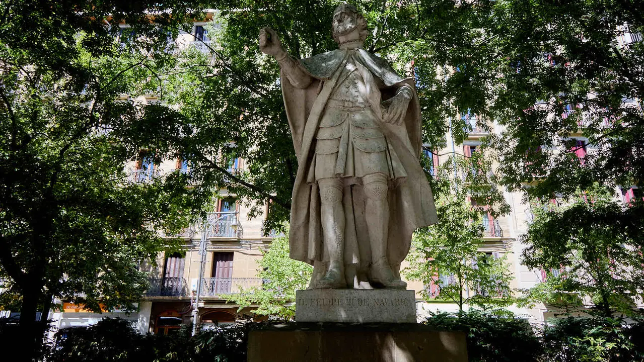Estatuas en el paseo Sarasate de Pamplona. IÑIGO ALZUGARAY