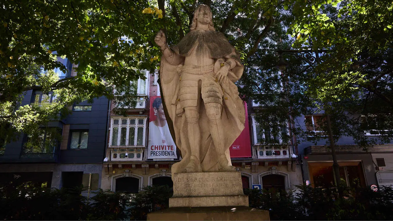 Estatuas en el paseo Sarasate de Pamplona. IÑIGO ALZUGARAY