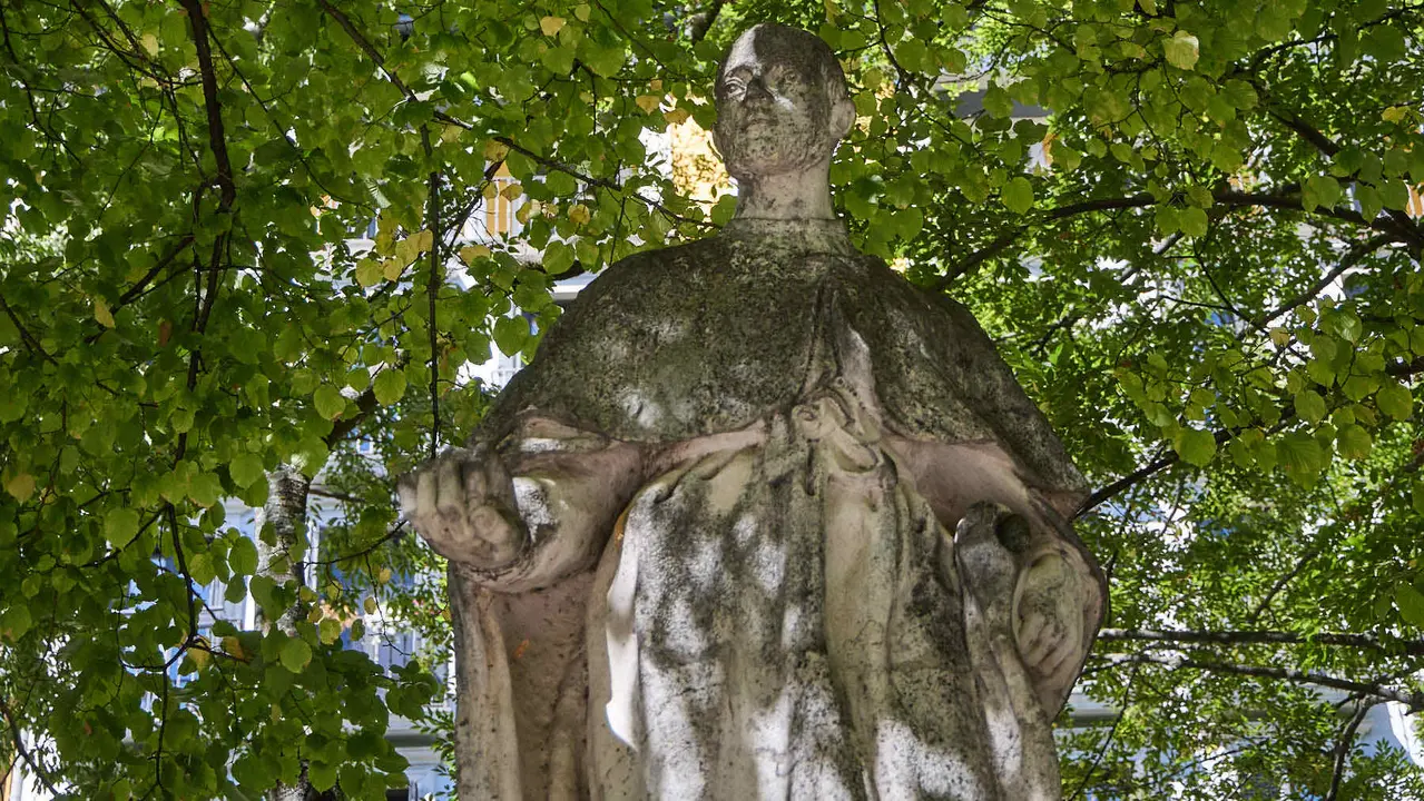 Estatuas en el paseo Sarasate de Pamplona. IÑIGO ALZUGARAY