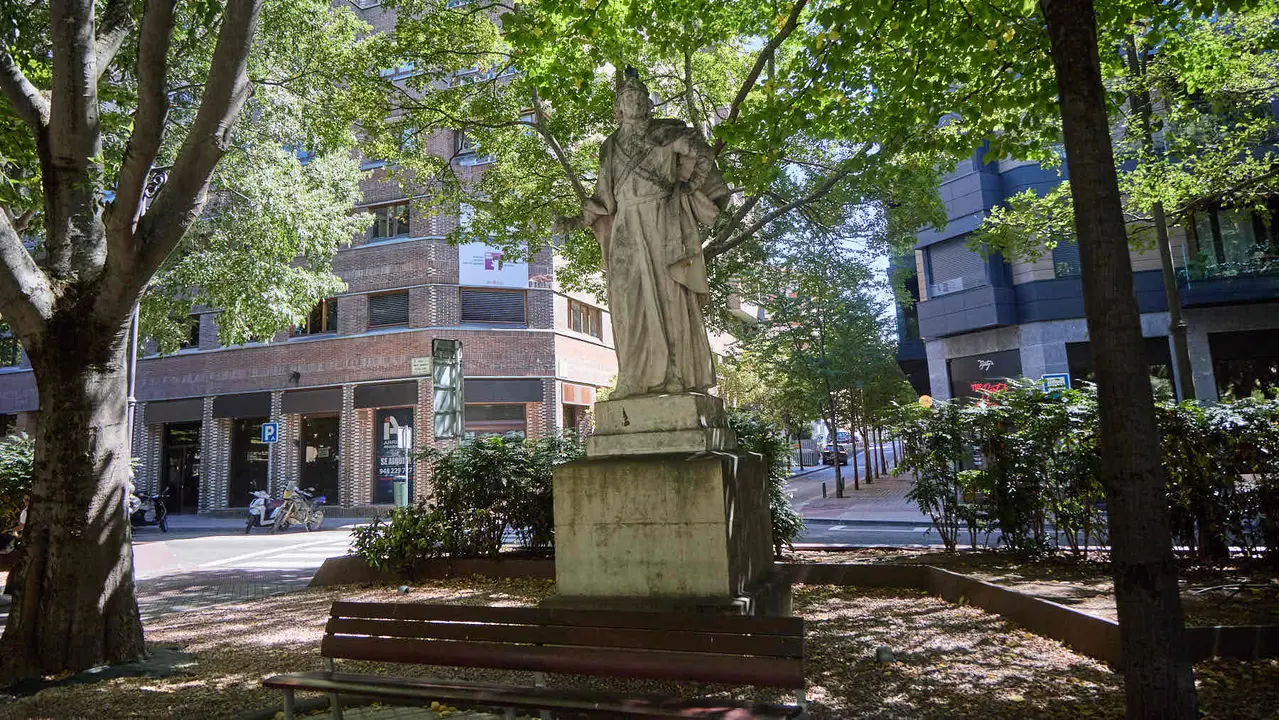 Estatuas en el paseo Sarasate de Pamplona. IÑIGO ALZUGARAY