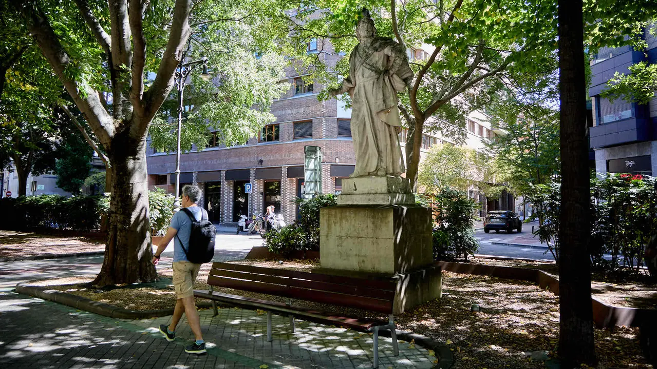 Estatuas en el paseo Sarasate de Pamplona. IÑIGO ALZUGARAY