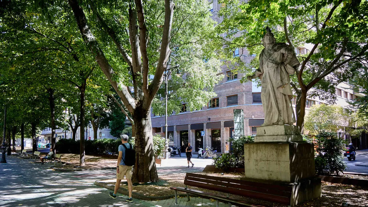 Estatuas en el paseo Sarasate de Pamplona. IÑIGO ALZUGARAY