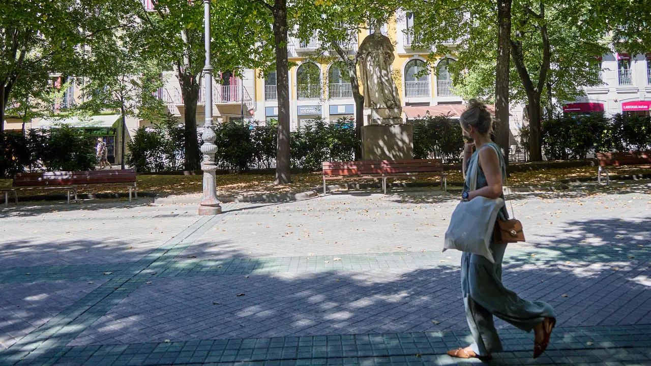 Estatuas en el paseo Sarasate de Pamplona. IÑIGO ALZUGARAY