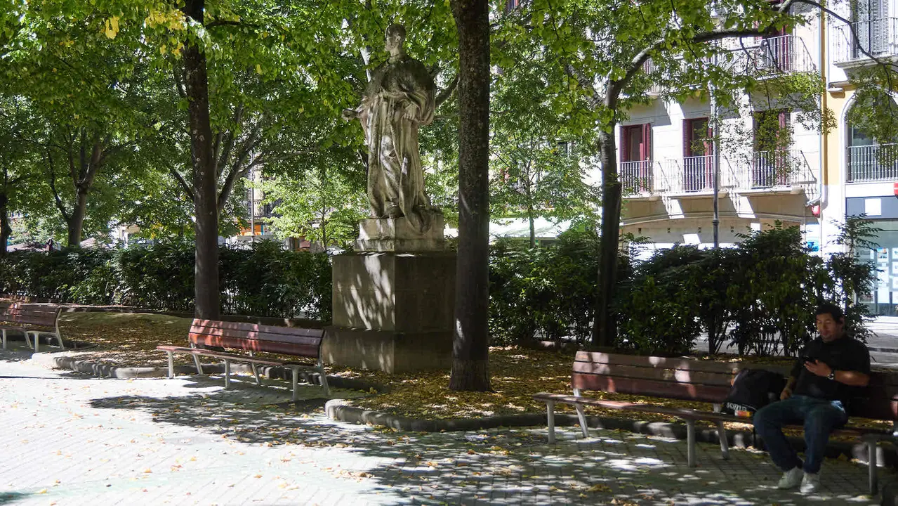 Estatuas en el paseo Sarasate de Pamplona. IÑIGO ALZUGARAY