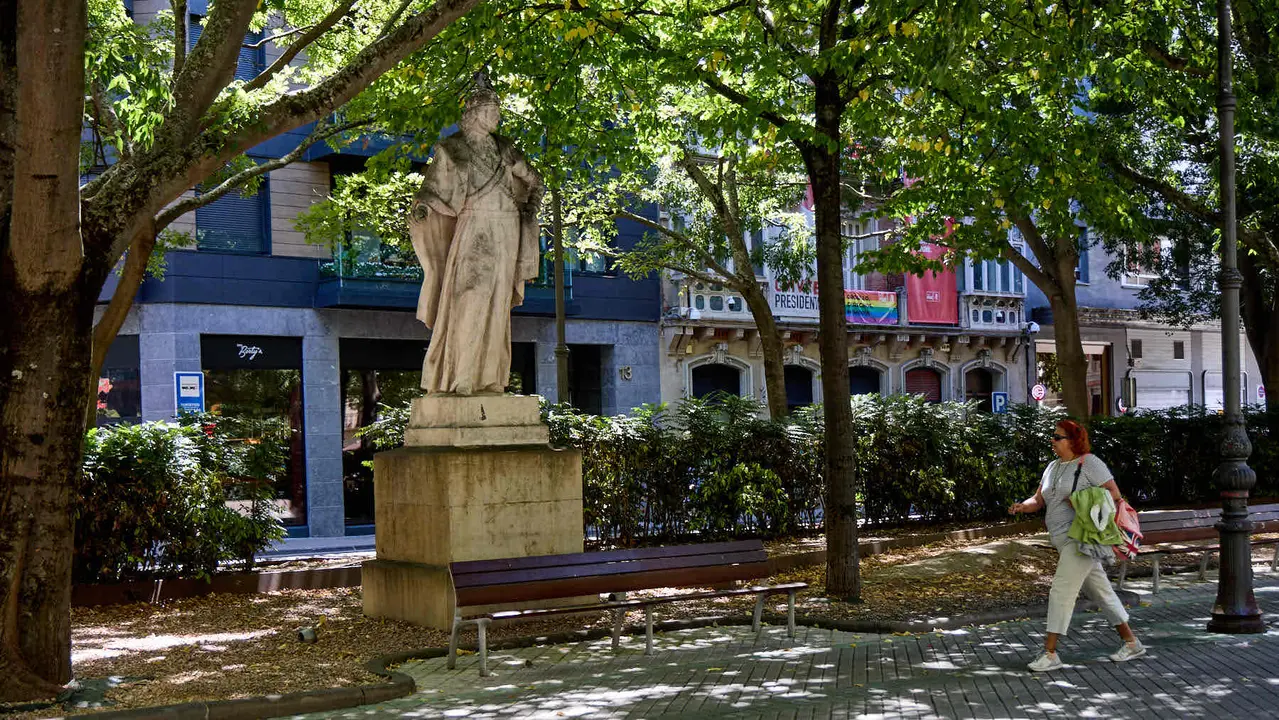 Estatuas en el paseo Sarasate de Pamplona. IÑIGO ALZUGARAY