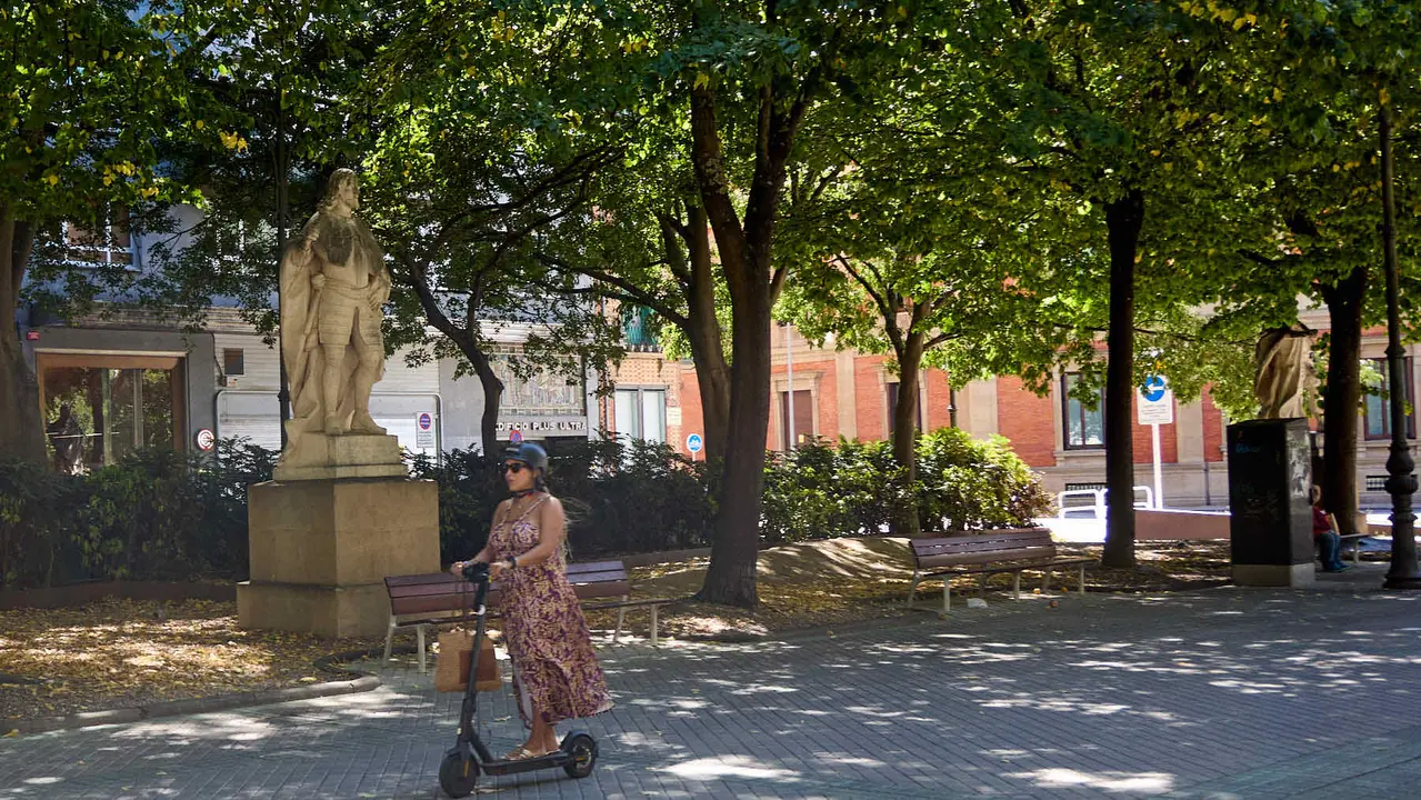 Estatuas en el paseo Sarasate de Pamplona. IÑIGO ALZUGARAY