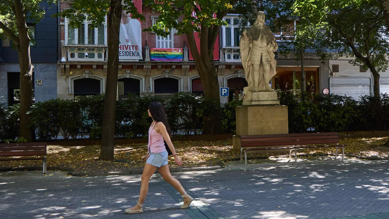 Estatuas en el paseo Sarasate de Pamplona. IÑIGO ALZUGARAY