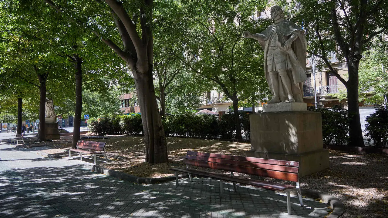 Estatuas en el paseo Sarasate de Pamplona. IÑIGO ALZUGARAY