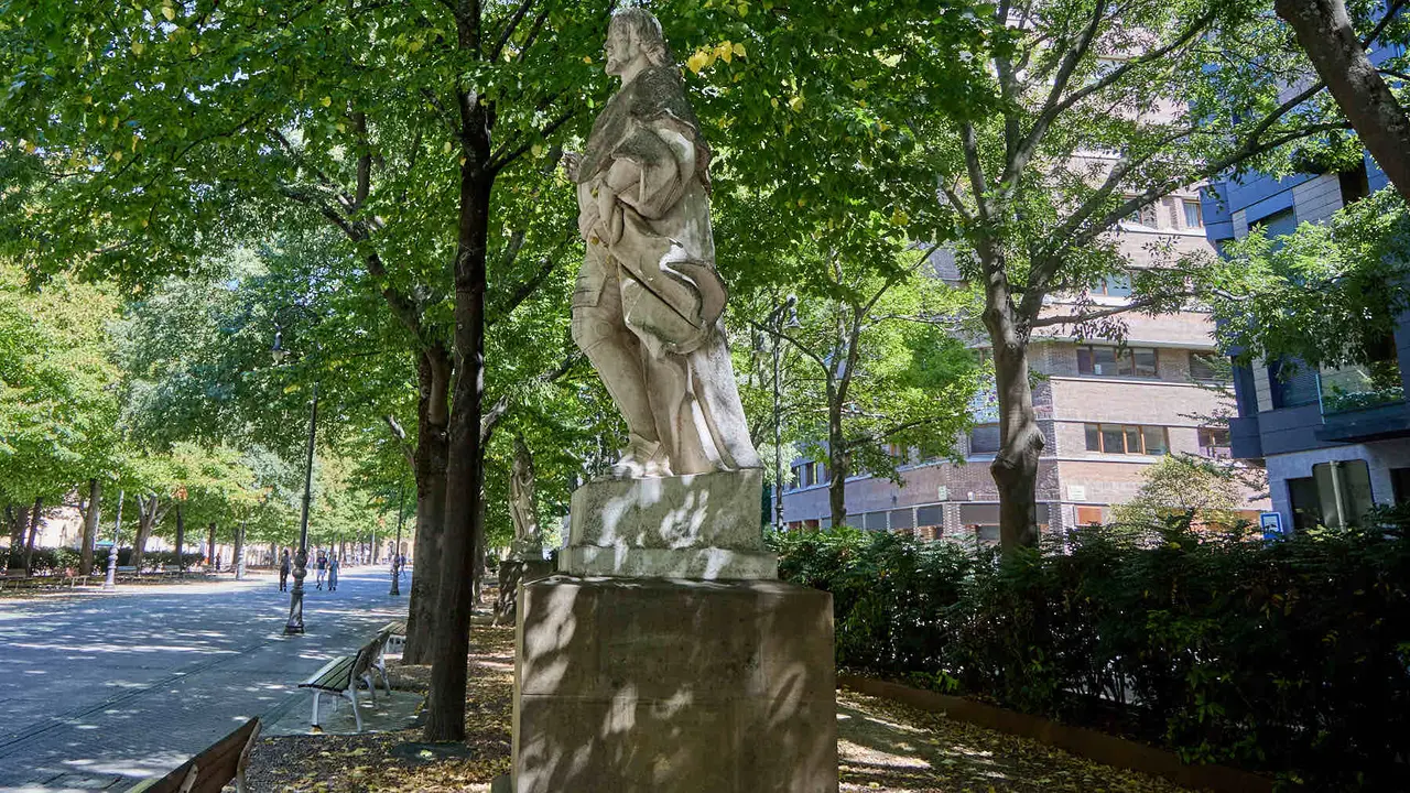 Estatuas en el paseo Sarasate de Pamplona. IÑIGO ALZUGARAY