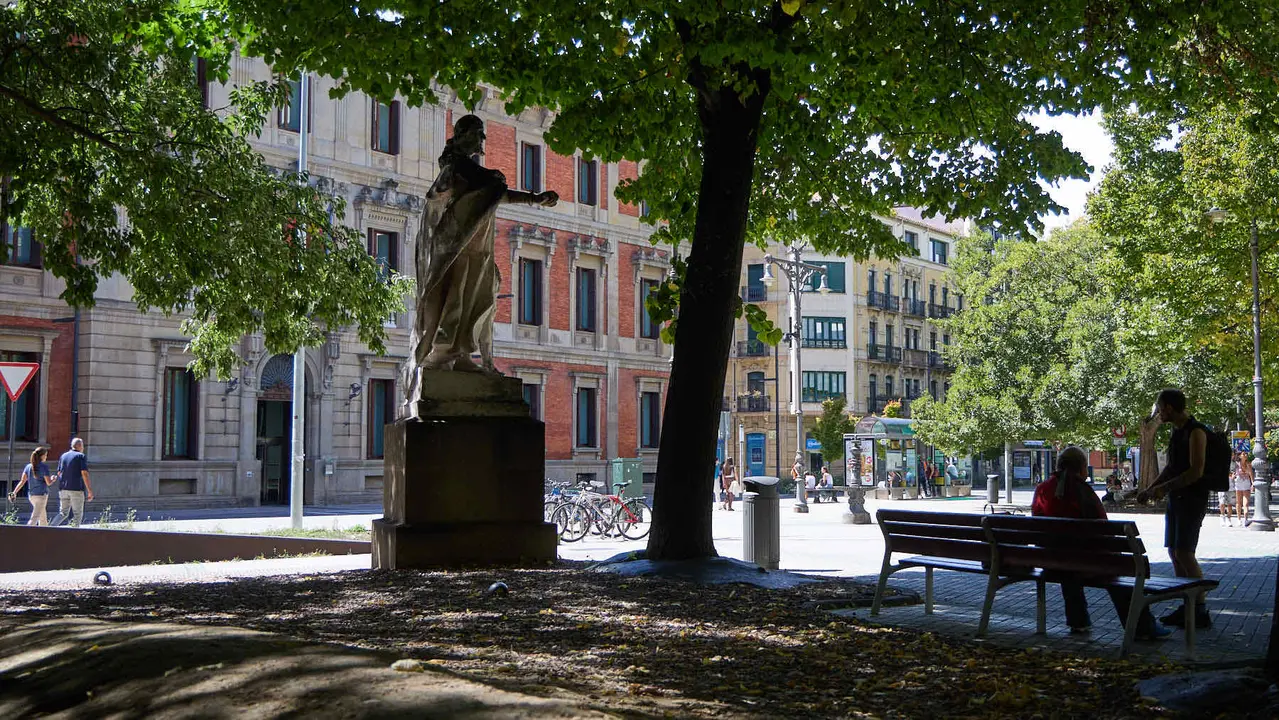 Estatuas en el paseo Sarasate de Pamplona. IÑIGO ALZUGARAY