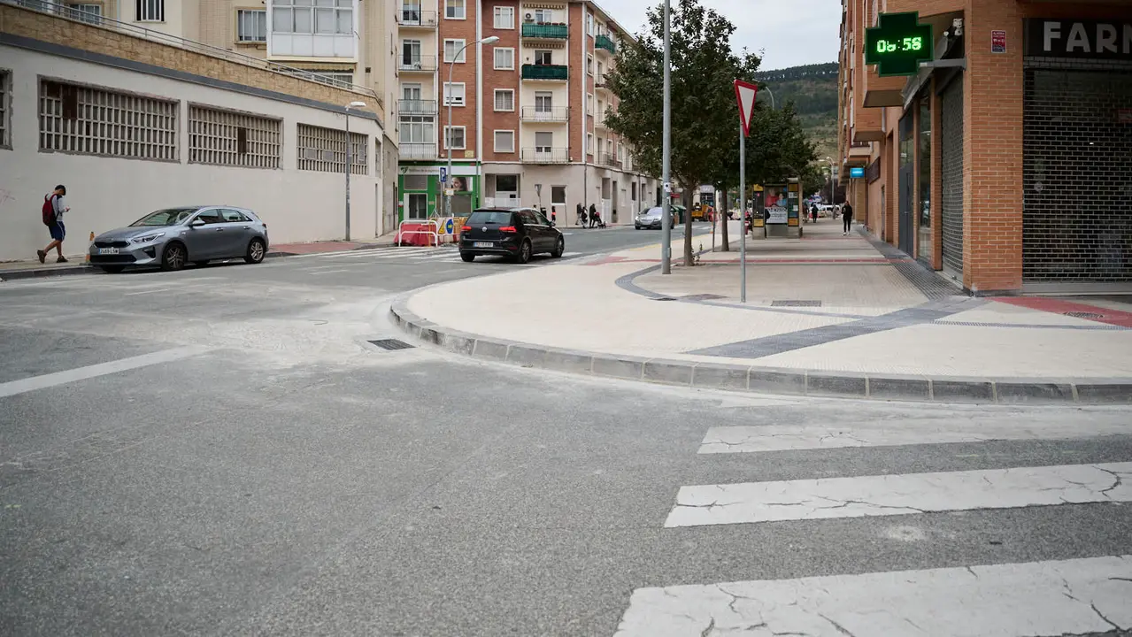 La Gerencia y la Comisión de Urbanismo visitan las obras de mejora de la caminabilidad que se están llevando a cabo en la calle Ansoáin. PABLO LASAOSA