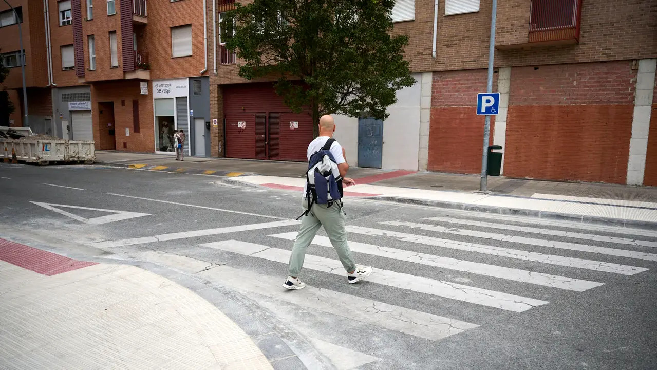 La Gerencia y la Comisión de Urbanismo visitan las obras de mejora de la caminabilidad que se están llevando a cabo en la calle Ansoáin. PABLO LASAOSA